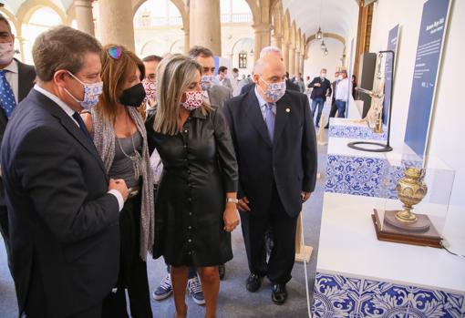 La alcaldesa de Toledo y el presidente regional durante el recorrido que realizado por Farcama