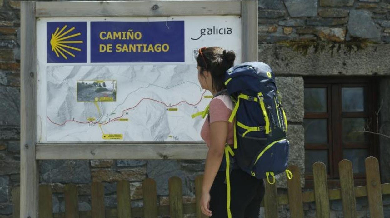 Una peregrina en el Camino francés, en el municipio de O Cebreiro