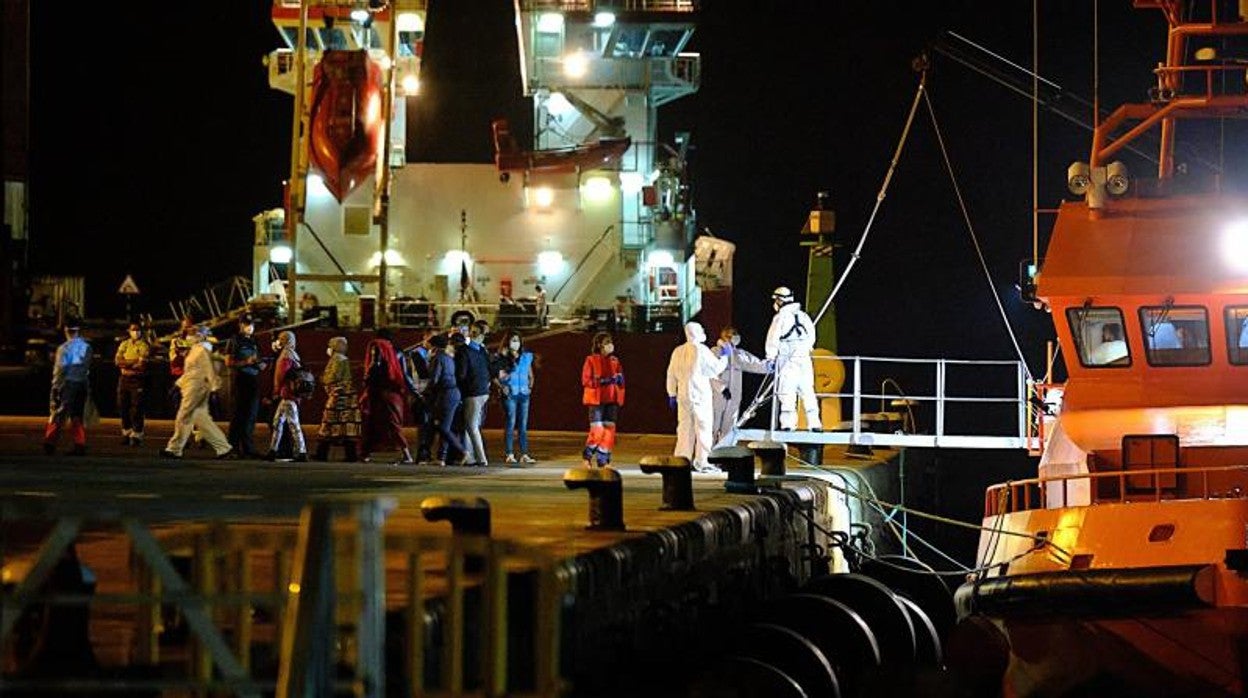 Llegada al muelle de migrantes rescatados en costas de Fuerteventura