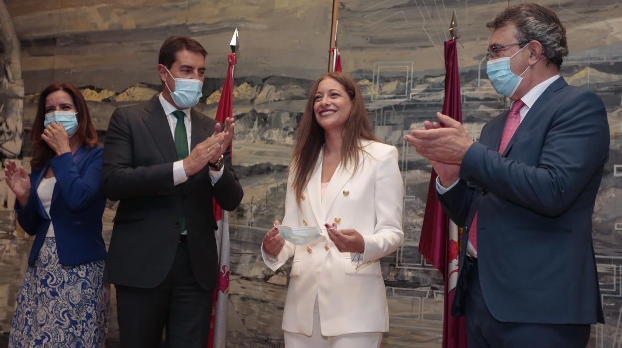 El consejero de la Presidencia, Ángel Ibáñez, preside la toma de posesión de Esther Muñoz como delegada territorial de la Junta en León. Junto a ella, la consejera de Empleo, Ana Carlota Amigo y el anterior delegado, Juan Martínez Majo