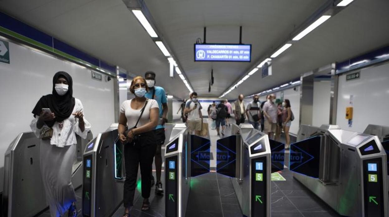 Usuarios entrando en la estación de Metro de Gran Vía