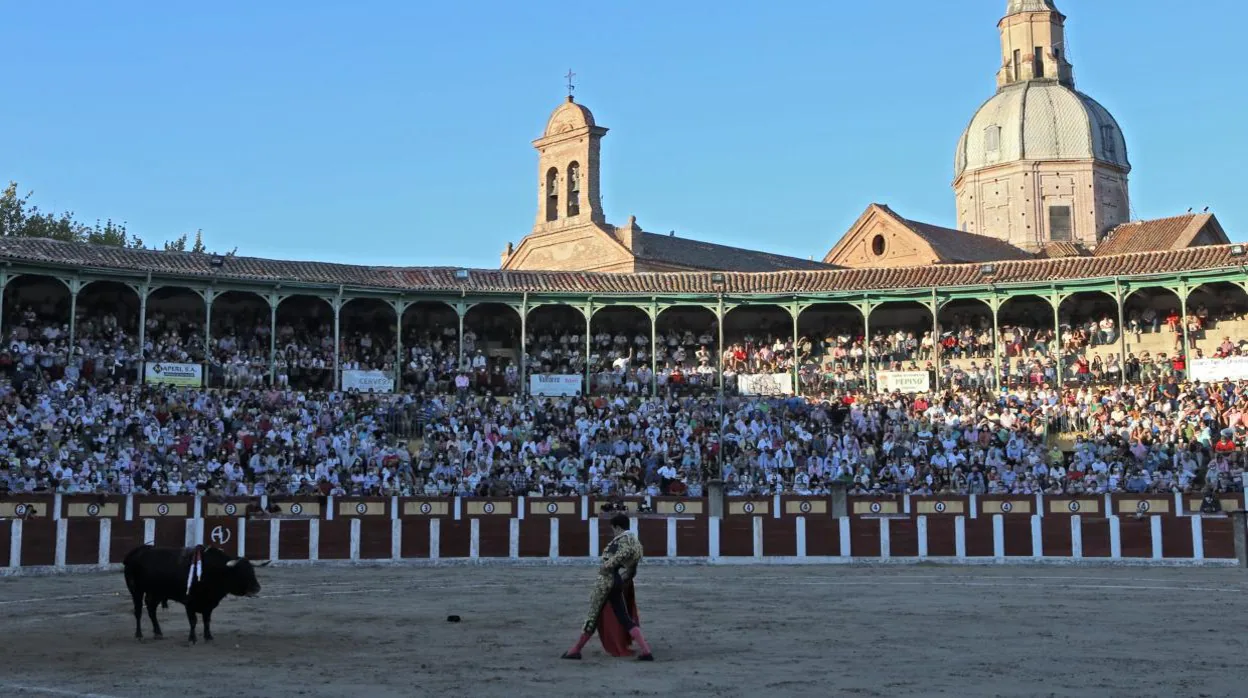 Tomás Rufo cita con la muleta, en una plaza de ‘La Caprichosa’ llena después de que se levantaran las restricciones de aforo