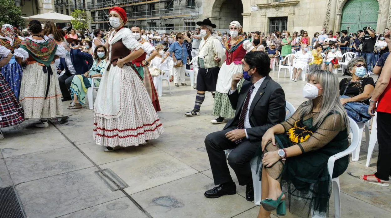El alcalde y la vicealcaldesa de Alicante, Luis Barcala y Mari Carmen Sánchez, durante la celebración del 9 d'Octubre con danzas típicas