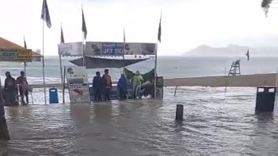 La atípica imagen de la playa de Benidorm inundada por la lluvia en el Puente del Pilar
