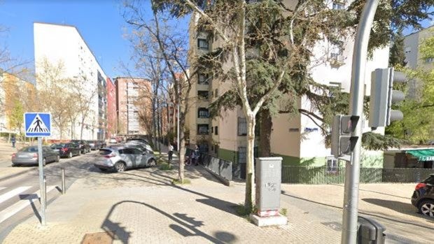 Agredido un anciano tras toparse con una pelea entre jóvenes ebrios en su portal de Villaverde