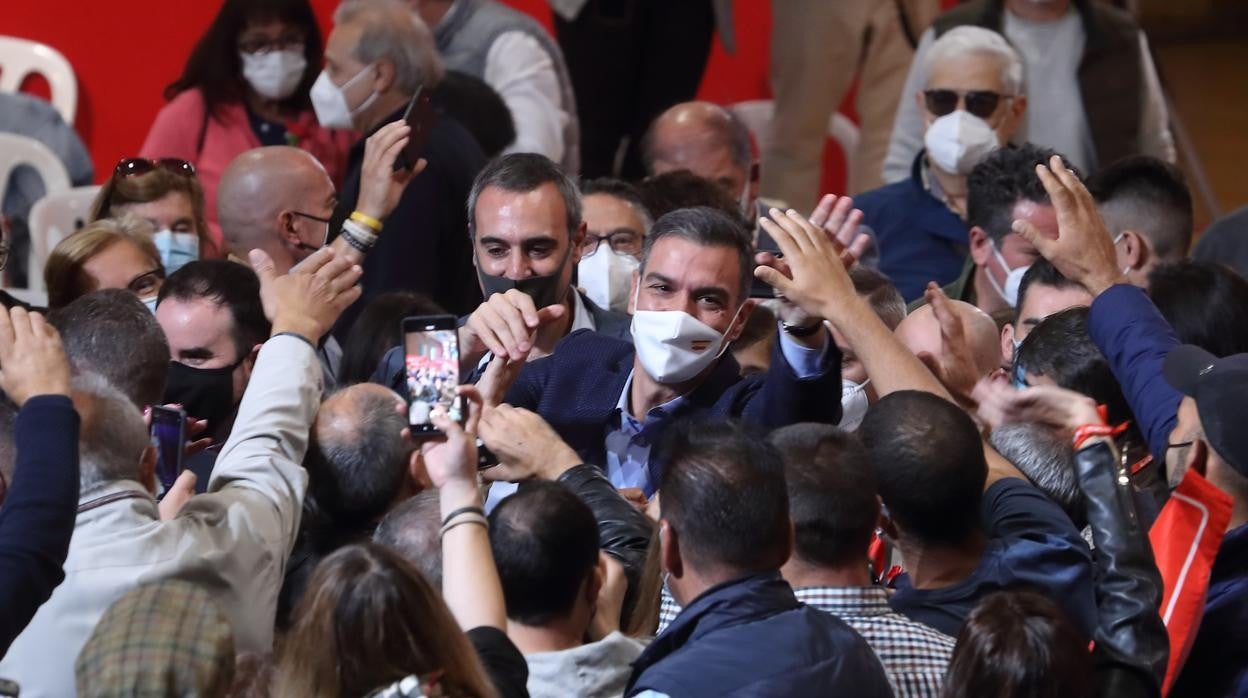 El presidente del Gobierno, Pedro Sánchez, saluda a varios asistentes al acto público en Ponferrada