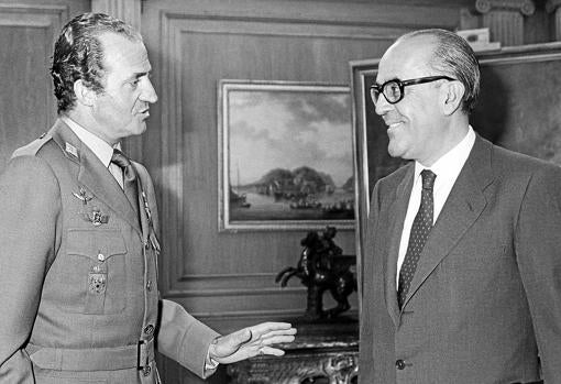 El Rey saluda a Leopoldo Calvo-Sotelo en el Palacio de la Zarzuela tras una Junta de Defensa