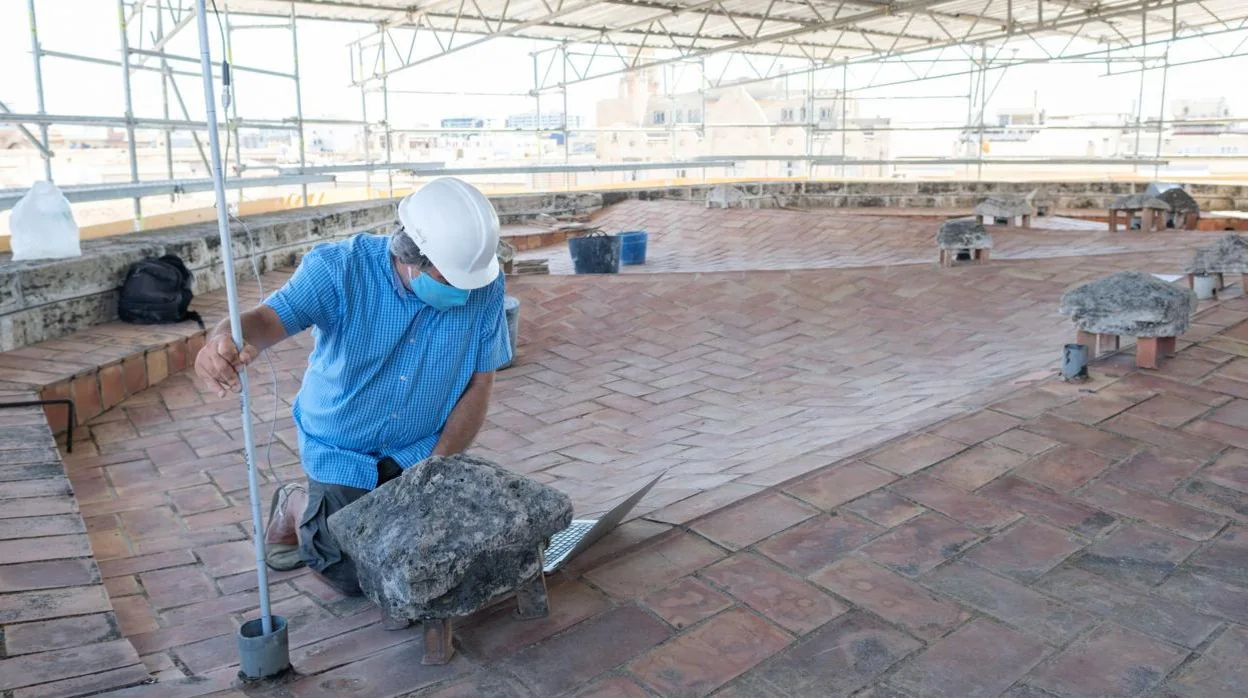 Personal encargado de los trabajos en las catas en la cubierta exterior de la Catedral de Valencia