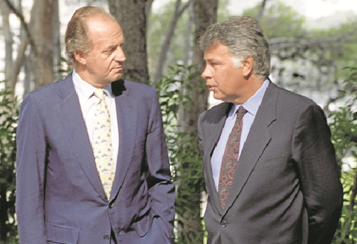 Juan Carlos I y el expresidente González en el Palacio de Marivent en agosto de 1995