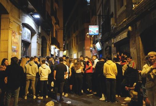 Aglomeraciones sin mascarillas en las zonas de copas de Zaragoza en el puente del Pilar