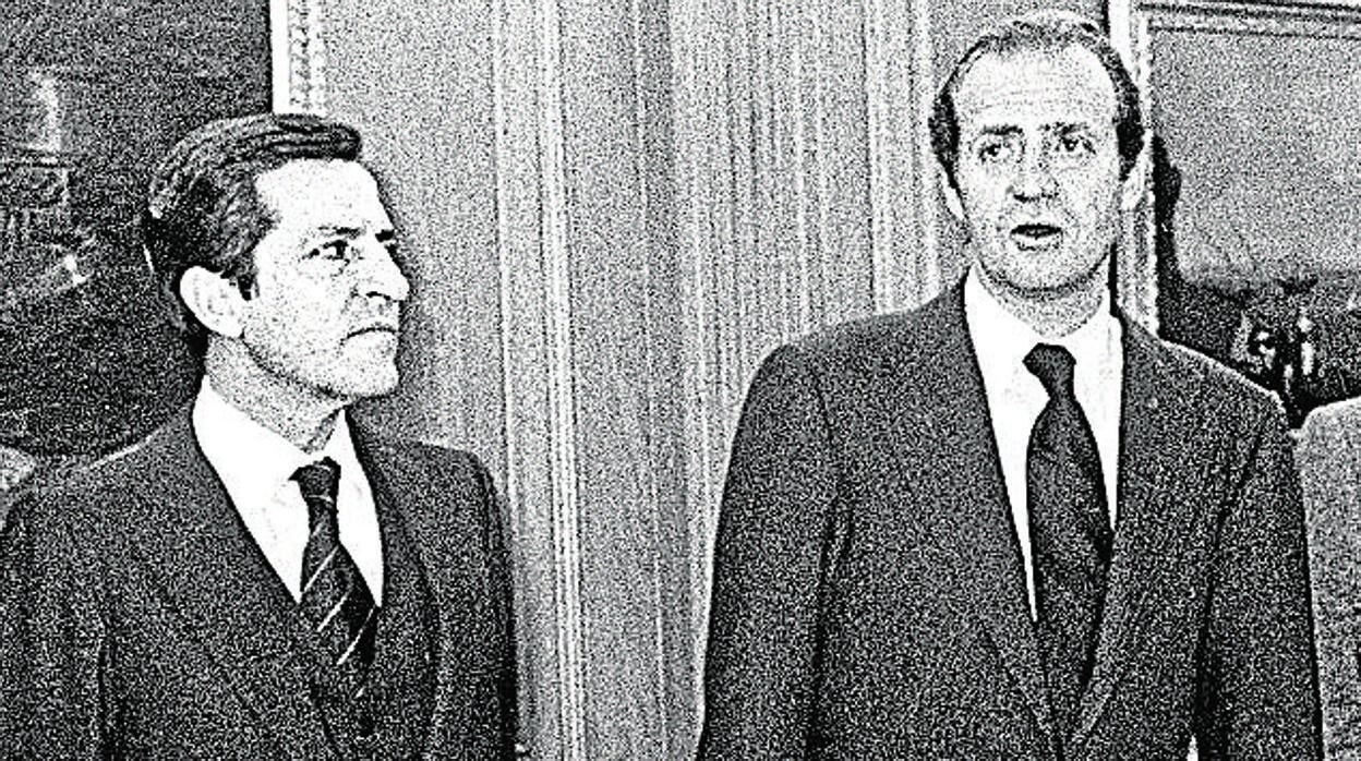Adolfo Suárez y Juan Carlos I posan en el palacio de la Zarzuela en 1981