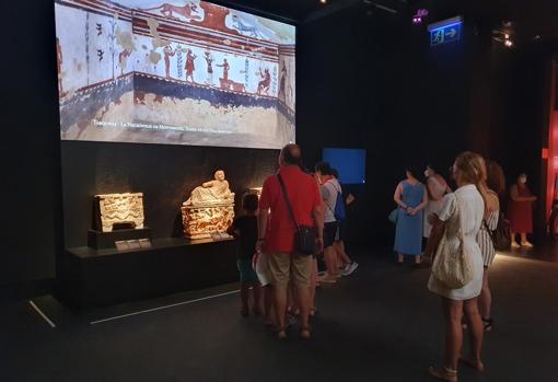 Visitantes de la exposición Etruscos en el MARQ