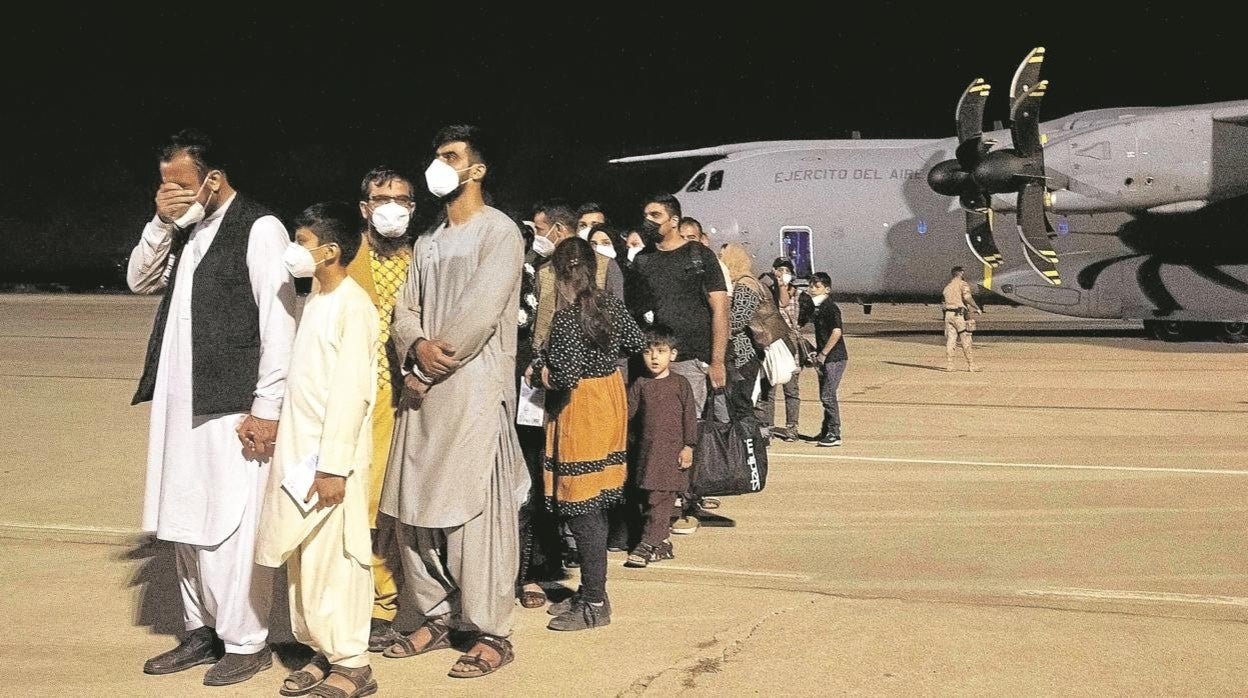 Colaboradores afganos, a su llegada a la base de Torrejón de Ardoz (Madrid), el 19 de agosto