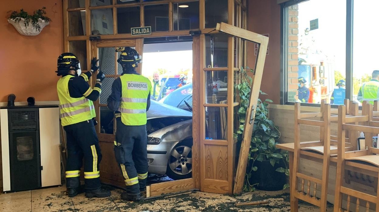 Imagen del interior del restaurante tras el impacto del vehículo