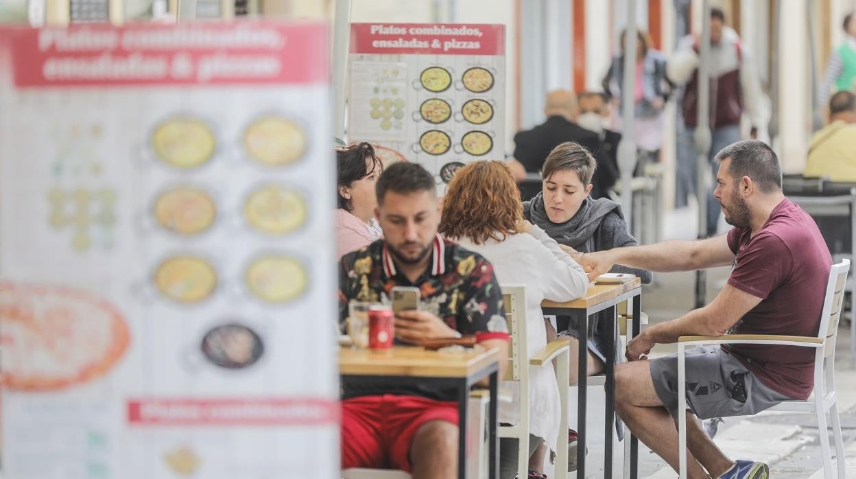 Imagen de archivo de un grupo de personas sentadas en una terraza de Valencia