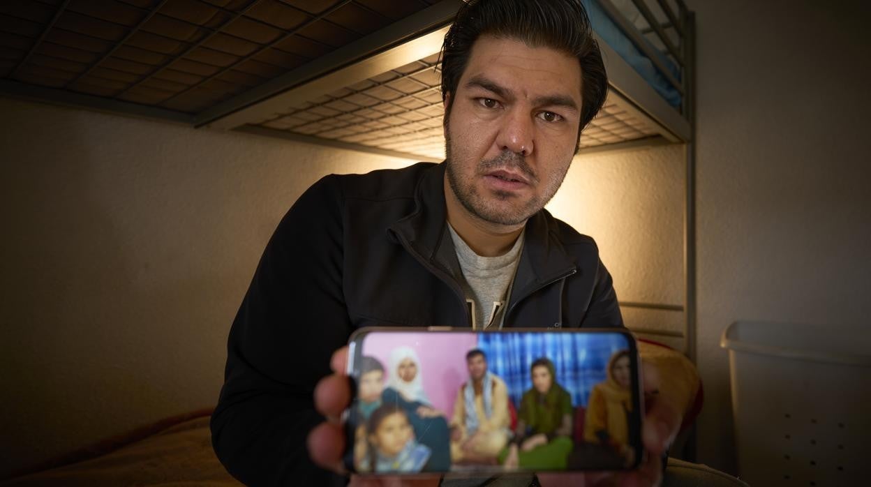 Mohammad Shoaib muestra a ABC en su habitación a su familia / J. R. Ladra