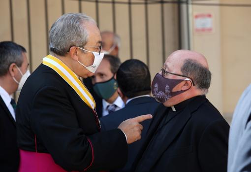 El deán, con mascarilla oscura, este mediodía en la Comandancia de la Guardia Civil en Toledo