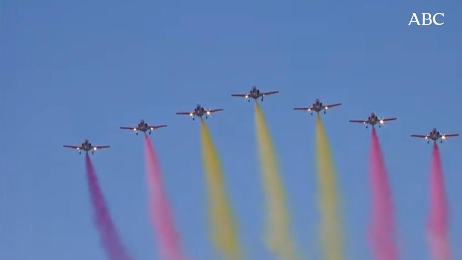 La Patrulla Águila sirve la polémica tras dibujar en el cielo la bandera republicana