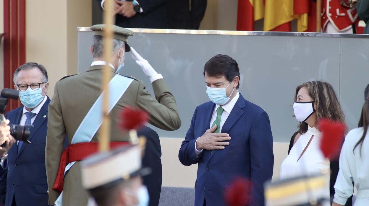 El presidente de la Junta asiste al acto de Homenaje a la Bandera con motivo de la Fiesta Nacional de España