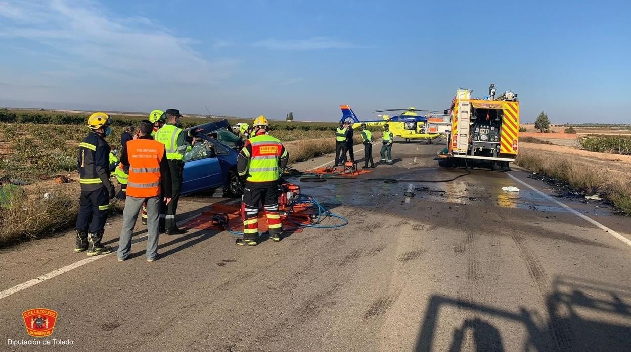 Servicios de emergencia en el lugar del accidente en Lillo (Toledo)