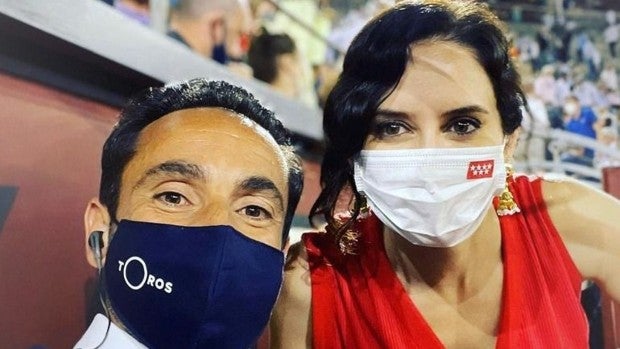 Instagram elimina una foto de Ayuso en la plaza de toros de Las Ventas