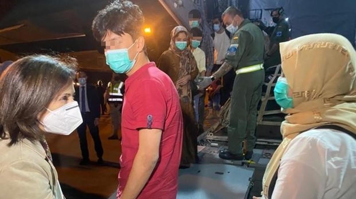 La ministra Robles recibe a refugiados afganos, que llegaron a bordo de un avión militar A400M este lunes