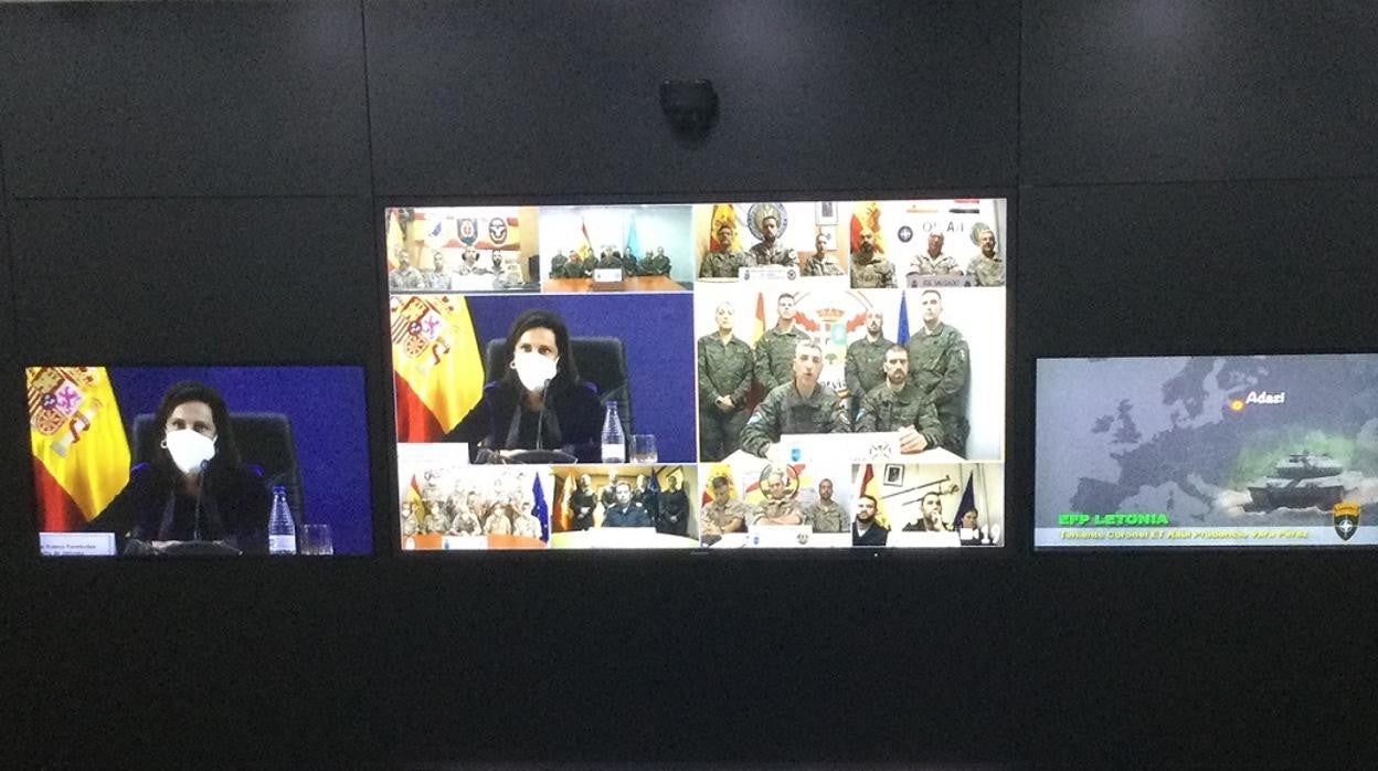 La ministra de Defensa, Margarita Robles, felicita por videoconferencia a los militares desplegados en el exterior, con motivo del Día de la Fiesta Nacional