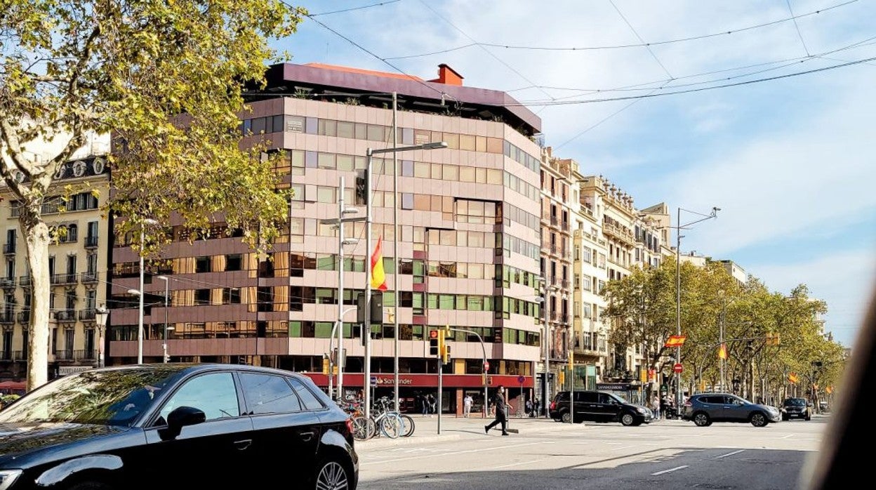 Junts acusa a Colau de no retirar las banderas españolas colgadas en Barcelona por el Día de la Hispanidad