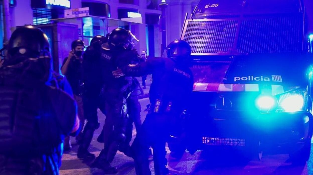 Agentes de los Mossos d'Esquadra durante los disturbios por Hasél en Barcelona