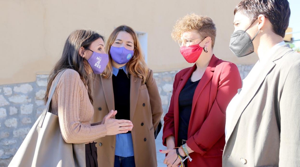 La ministra de Igualdad, Irene Montero, asiste al acto por el Día Internacional de las Mujeres Rurales en el municipio de San Pelayo (Valladolid)