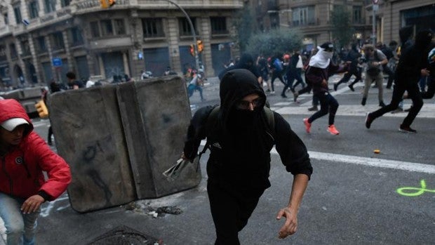 El Constitucional ordena investigar si varios policías golpearon a un menor durante las protestas del 'procés'