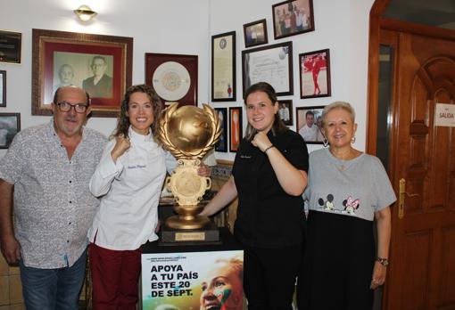 Noelia Pascual y su familia posan con la copa de campeones de mejor paella del mundo