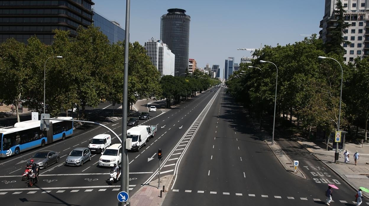 Paseo de la Castellana a la altura de Raimundo Fernández Villaverde