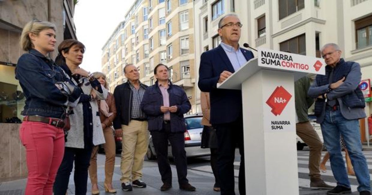 Imagen de archivo del grupo de Navarra Suma en el Ayuntamiento de Pamplona con el alcalde Enrique Maya.