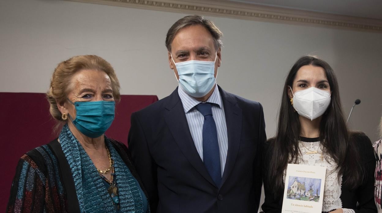 La ganadora del accésit, Carmen Palomo, junto al alcalde de Salamanca y a la escritora y política que da nombre al premio de poesía