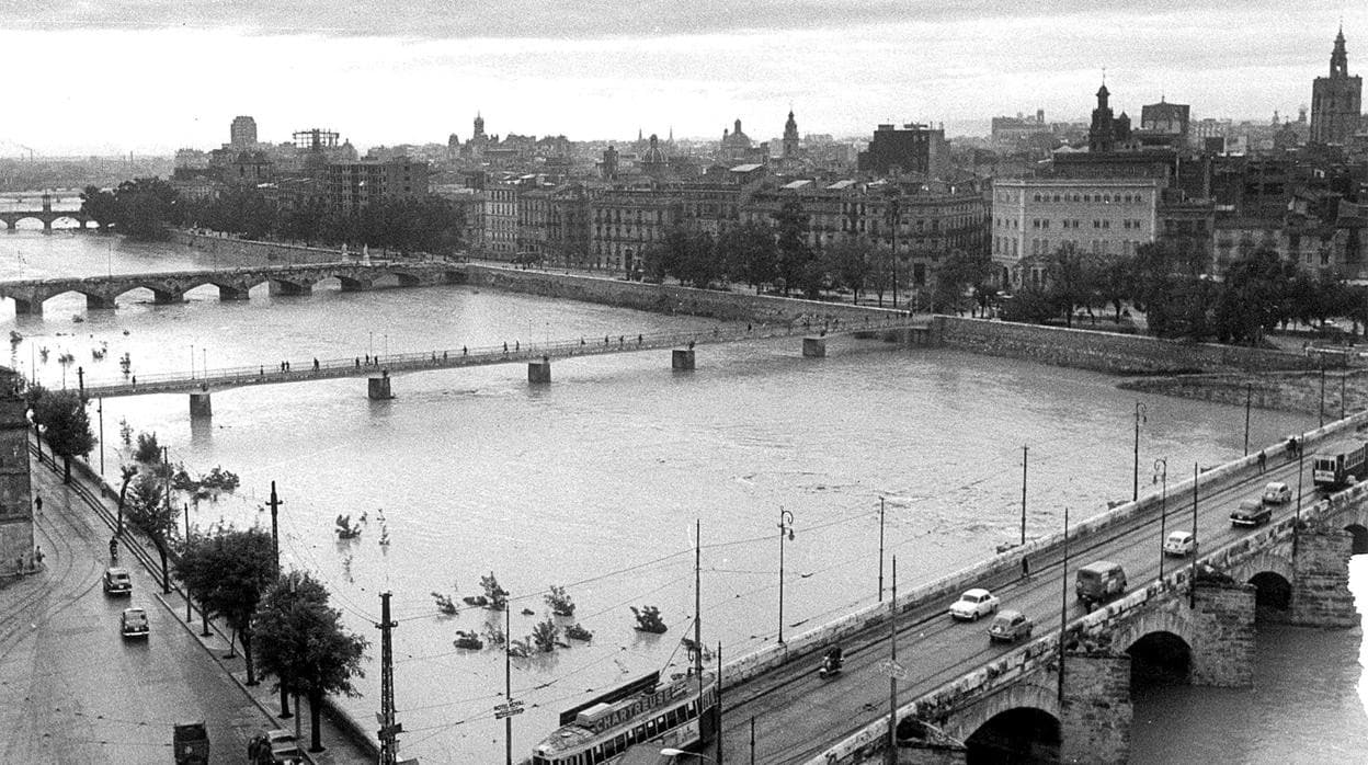 Imagen del río Turia tomada poco antes de desbordarse en octubre de 1957