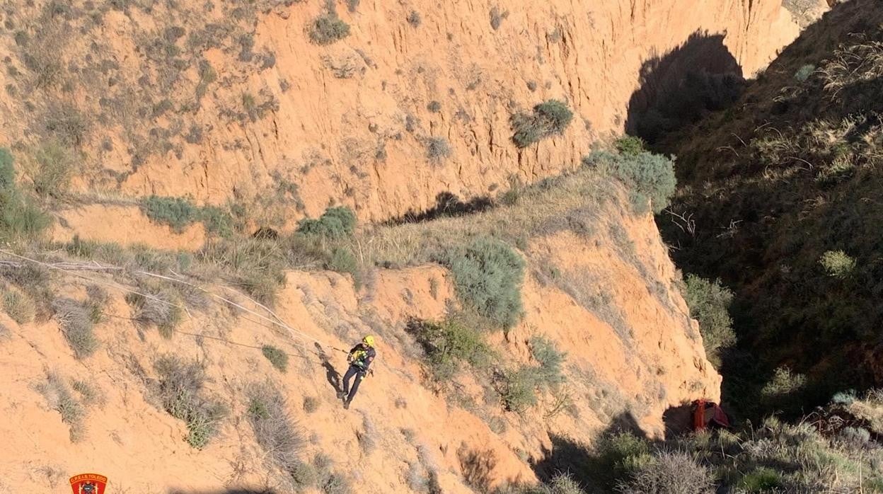 Un bombero desciende hasta el coche accidentado