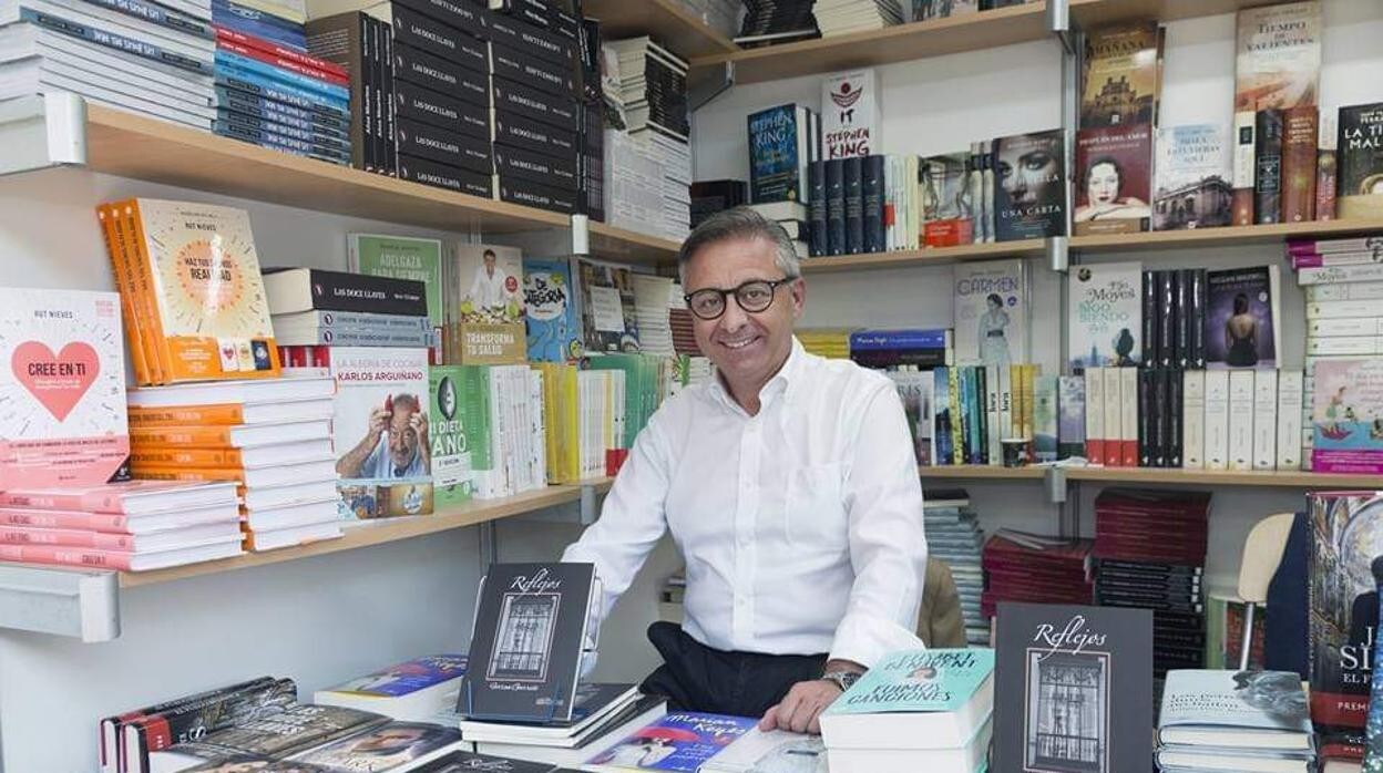 Imagen del periodista Ferran Garrido firmando sus obras en la Feria del Libro