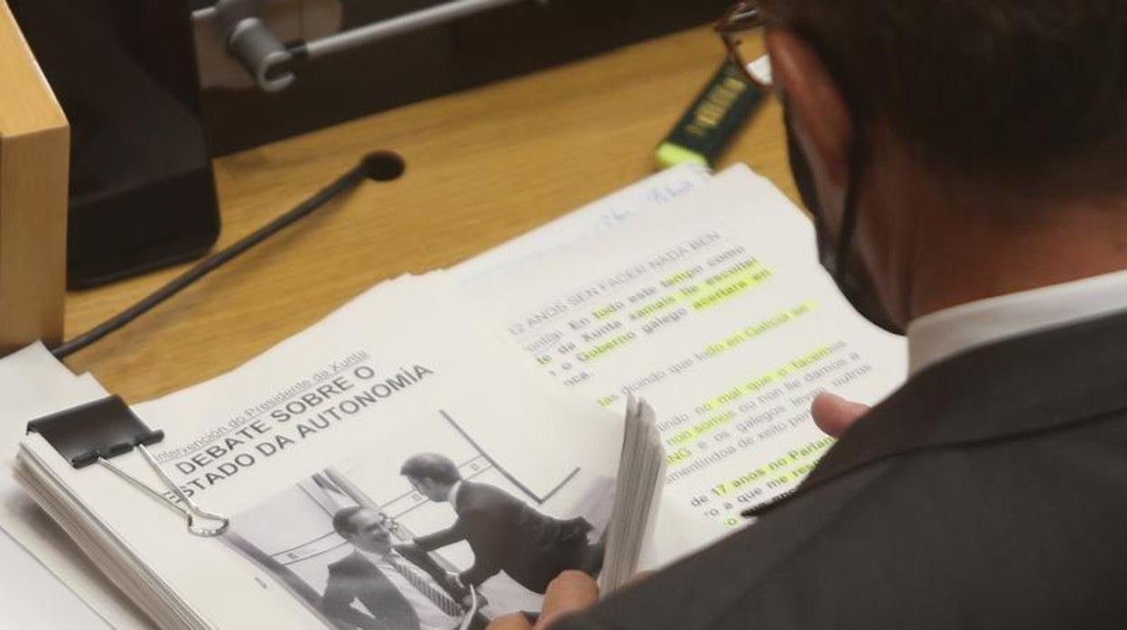 Su equipo ilustró la portada de su discurso con una foto de Feijóo con Valeriano Martínez