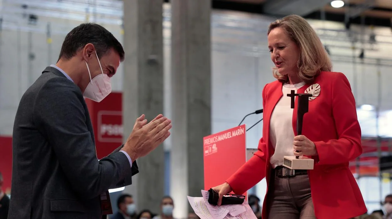 Pedro Sánchez aplaude a Nadia Calviño durante el Congreso Federal del PSOE en Valencia