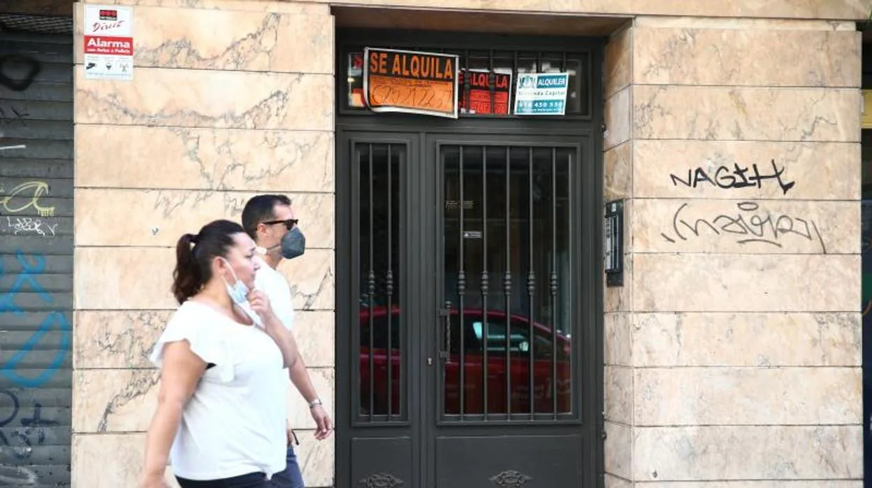 Carteles anunciando el alquiler de viviendas en un portal de Madrid