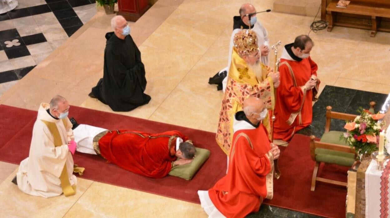 El nuevo abad, postrado en el suelo durante su misa de bendición