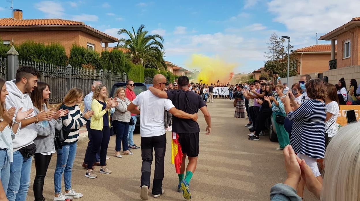 Todo el pueblo de Cobisa se ha echado a la calle para aplaudir la gesta de Alberto Díaz