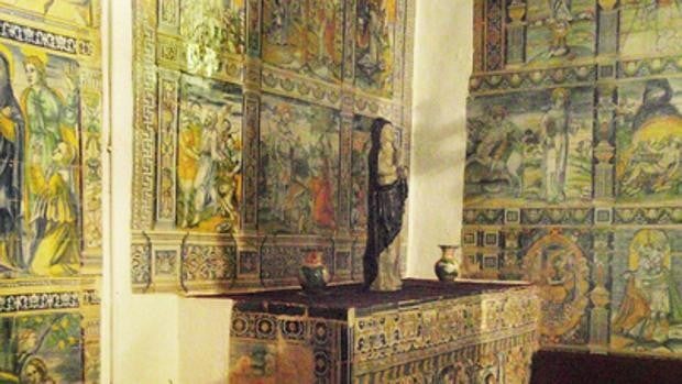 El Arzobispado restaura 680 azulejos del siglo XVI en la ermita de Piedraescrita