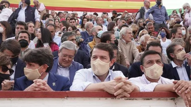 El presidente de la Junta respalda la tauromaquia con su asistencia a la corrida de Arenas de San Pedro