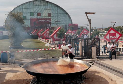 Imagen de una de las dos paellas gigantes que el PSOE encargó este sábado para los asistentes a su 40 Congreso Federal en Valencia