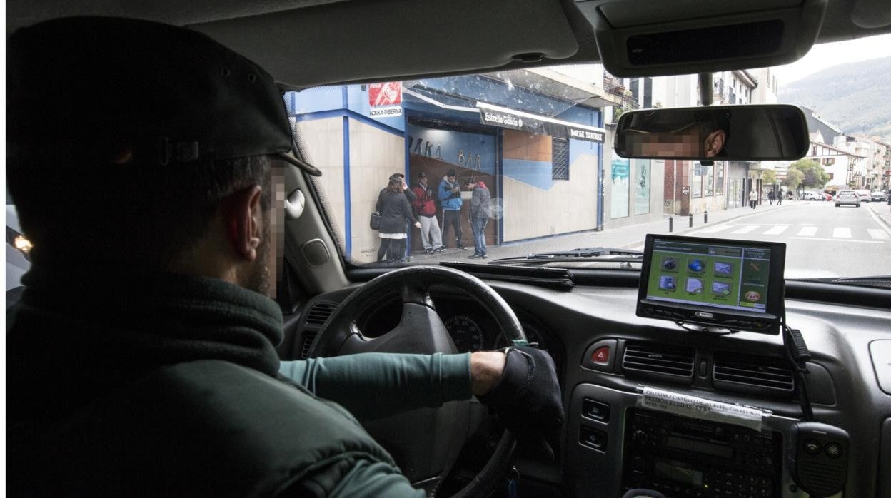 Un guardia civil patrulla frente al bar donde fueron atacados dos compañeros y sus parejas en 2016