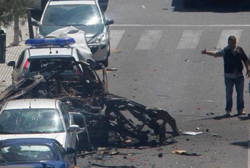 Bomba lapa situada en los bajos de un coche patrulla de la Guardia Civil. en Palma de Mallorca Los agentes Carlos Sáenz de Tejada García y Diego Salvá Lezaun fallecieron en el atentado