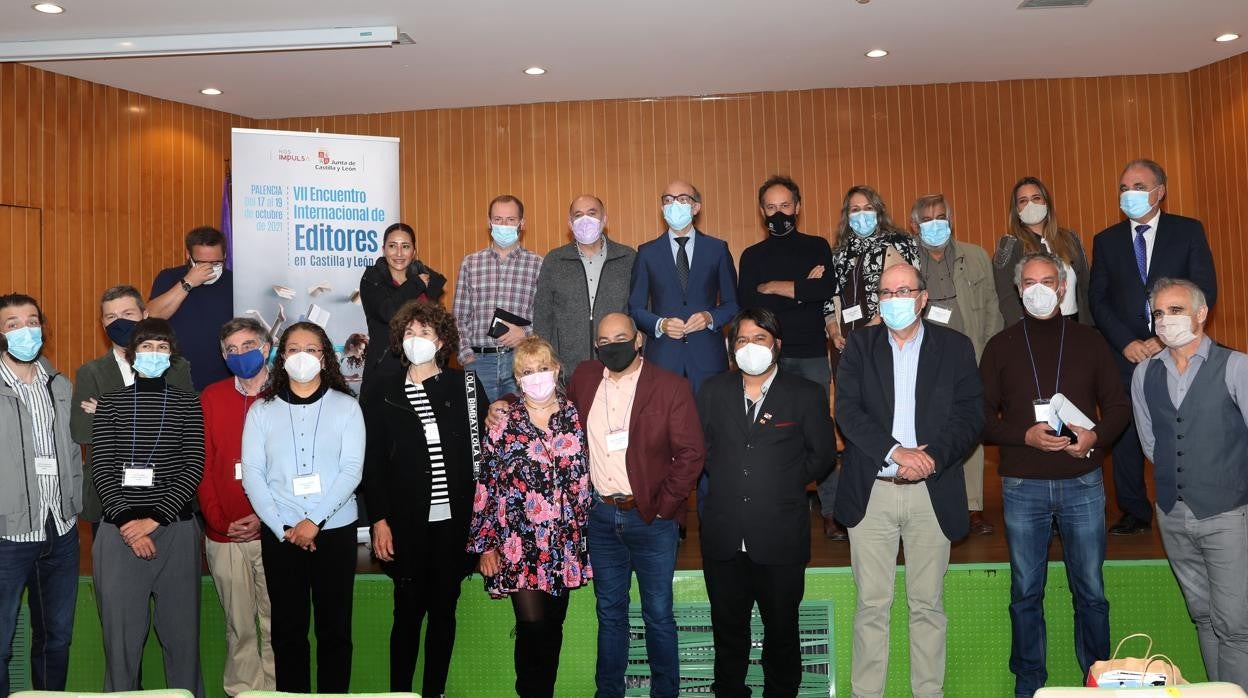 El consejero de Cultura y Turismo, Javier Ortega, (arriba 4ºderecha), inaugura el 7º Encuentro Internacional de la Edición de Castilla y León junto al presidente del Gremio de Editores de Castilla y León, Hector Escobar (arriba centro)