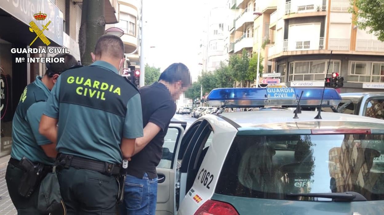 Imagen de la detención realizada por la Guardia Civil en Elche (Alicante)